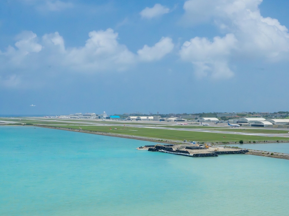 クラブフロア按司/ツイン/エアポートビュー 客室24 | 琉球温泉瀬長島ホテル