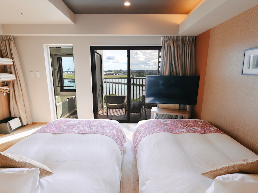 クラブフロア按司/ツイン/エアポートビュー 客室11 | 琉球温泉瀬長島ホテル