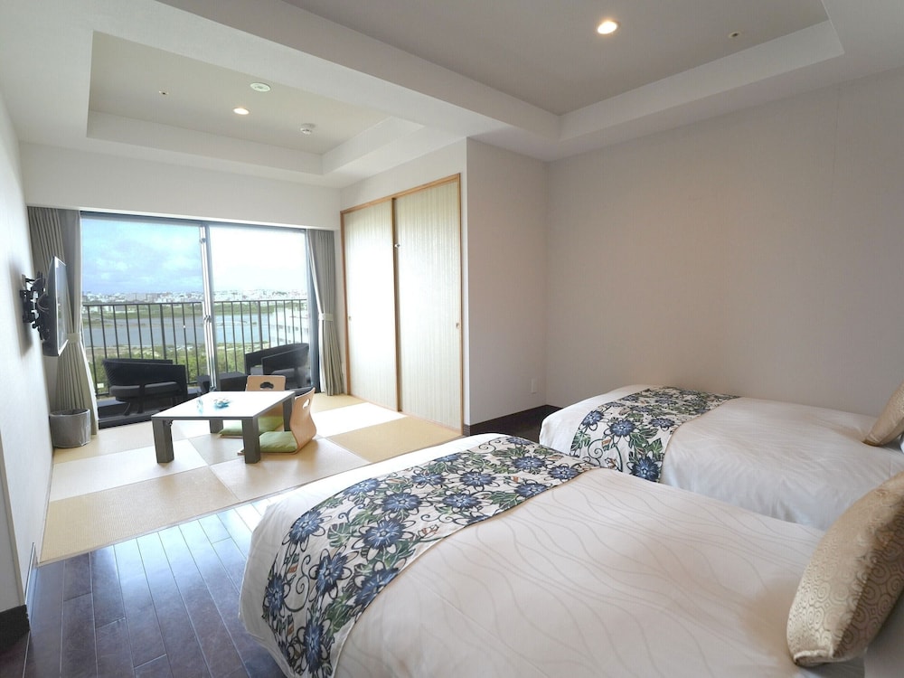 温泉露天風呂付/デラックス和洋室/エアポートビュー 客室12 | 琉球温泉瀬長島ホテル