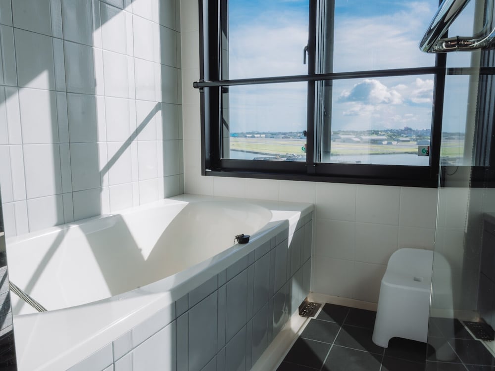 クラブフロア按司/ツイン/エアポートビュー 客室13 | 琉球温泉瀬長島ホテル