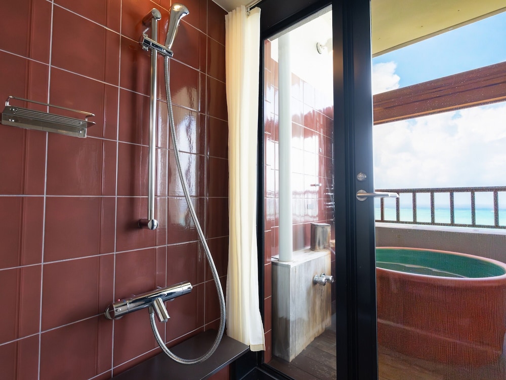 クラブフロア按司/温泉露天風呂/ツイン/オーシャンビュー 客室26 | 琉球温泉瀬長島ホテル