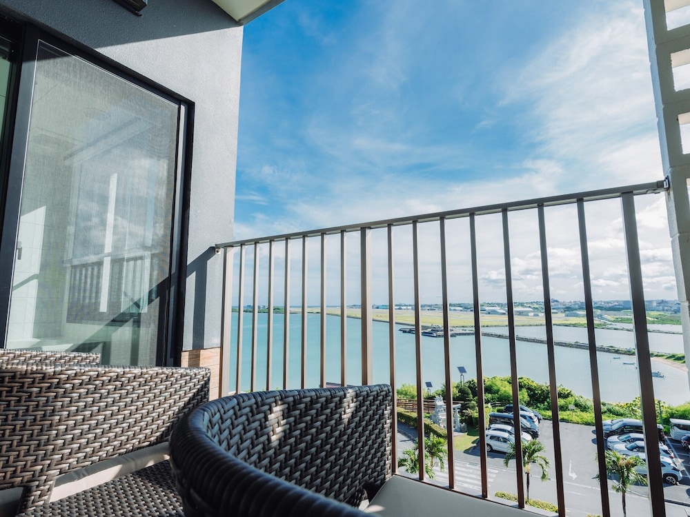 クラブフロア按司/ツイン/エアポートビュー 客室14 | 琉球温泉瀬長島ホテル