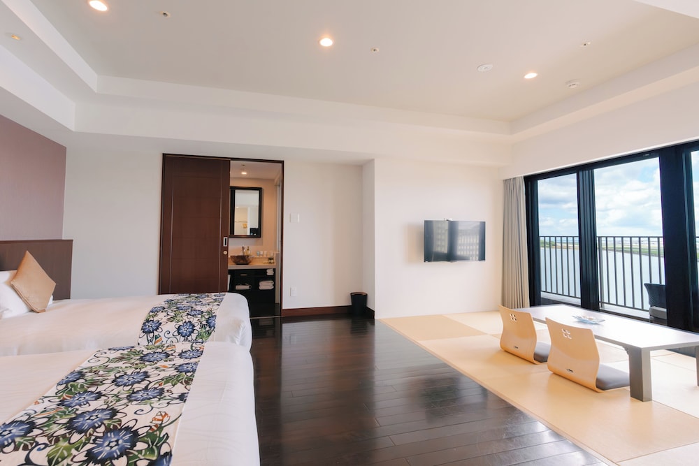 温泉露天風呂付/コーナーデラックス和洋室/エアポートビュー | 琉球温泉瀬長島ホテル