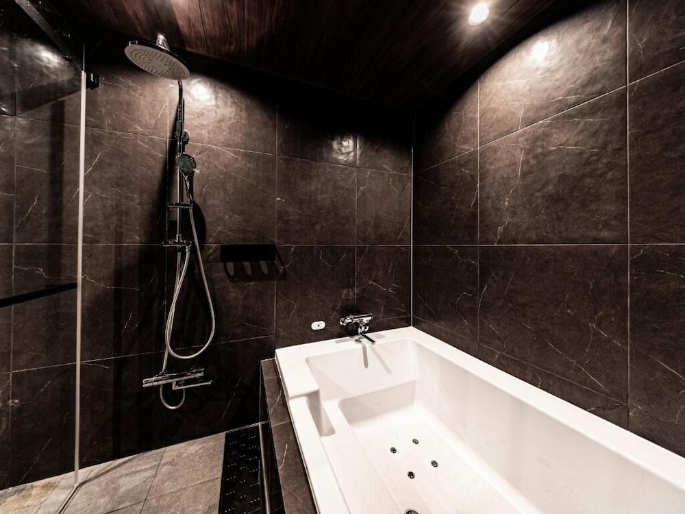 TYPE C /2 BED / With Hot Stone Spa 禁煙 バスルーム2 | 十二HOTEL