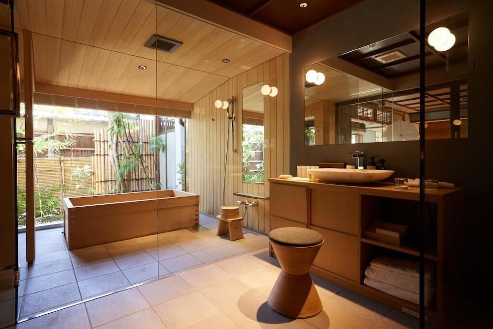エグゼクティブ ツインルーム バスルーム1 | 寧々の道別邸 Kazeno Heritage (旧 : HOTEL VMG RESORT KYOTO 寧々棟)