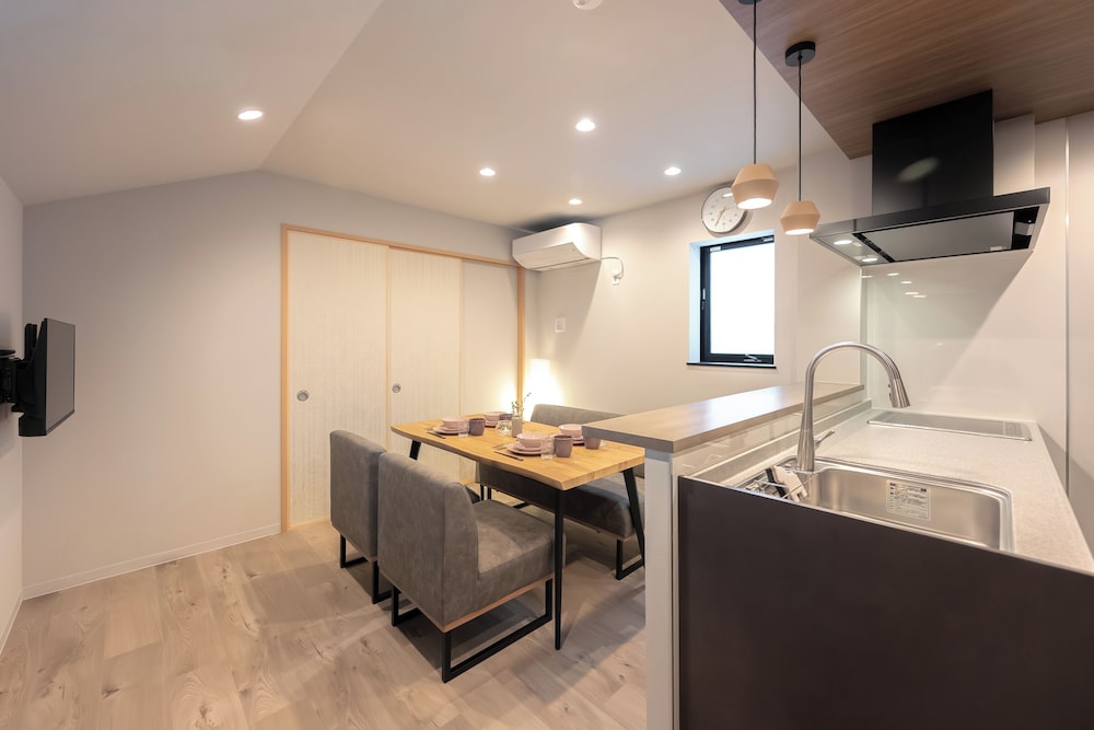 アパートメント ベッド (複数台) シティビュー 客室内のダイニングエリア1 | Hotel Bokusyusou Tokyo
