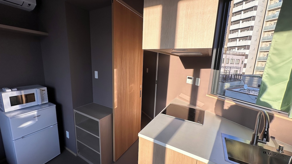 スーペリア 4 人部屋 シティビュー 専用キッチン1 | WINN hotel