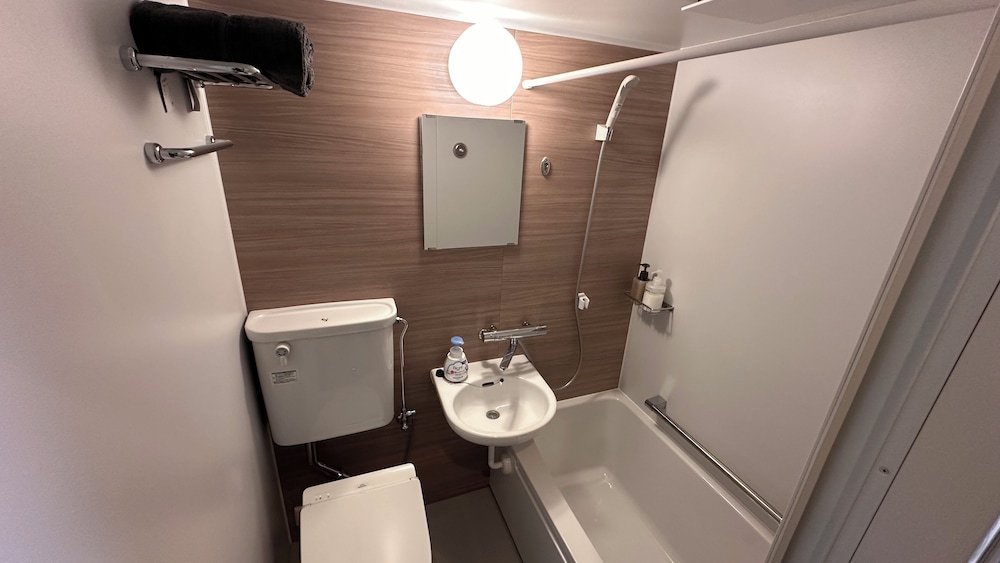 スタンダード 4 人部屋 バスルーム0 | WINN hotel