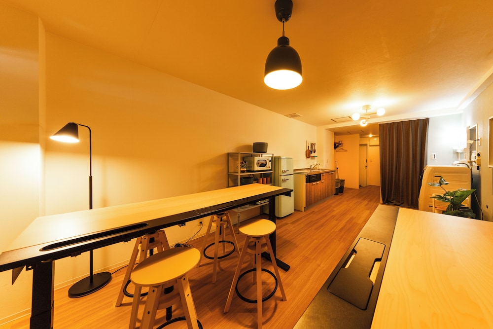 アパートメント 客室内のダイニングエリア1 | KANDA URBAN SUITES