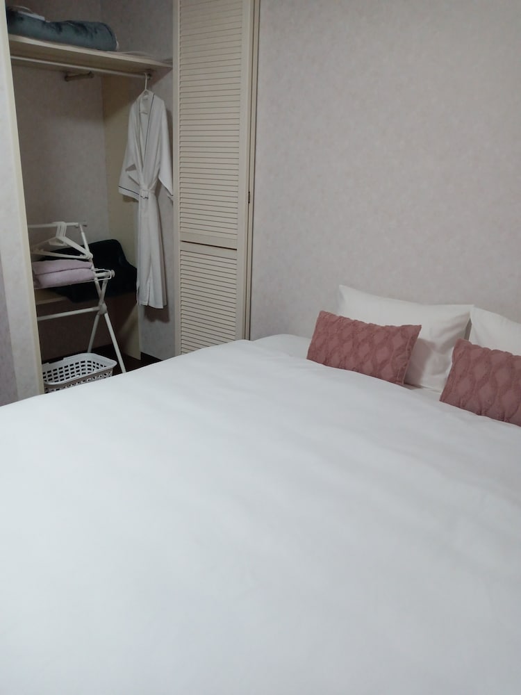 シングルルーム キングベッド 1 台 共用バスルーム | ゲストハウスまみ