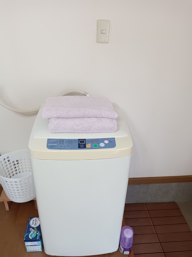アパートメント キングベッド 1 台 内装1 | ゲストハウスまみ