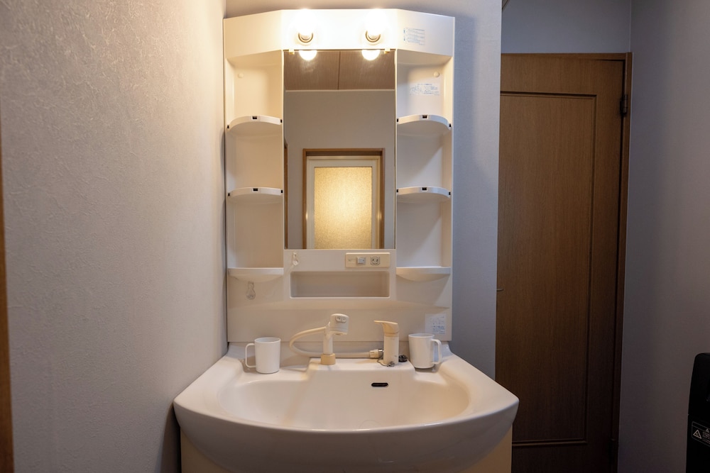 ベーシック ハウス シティビュー バスルーム1 | Furano Family Cabin