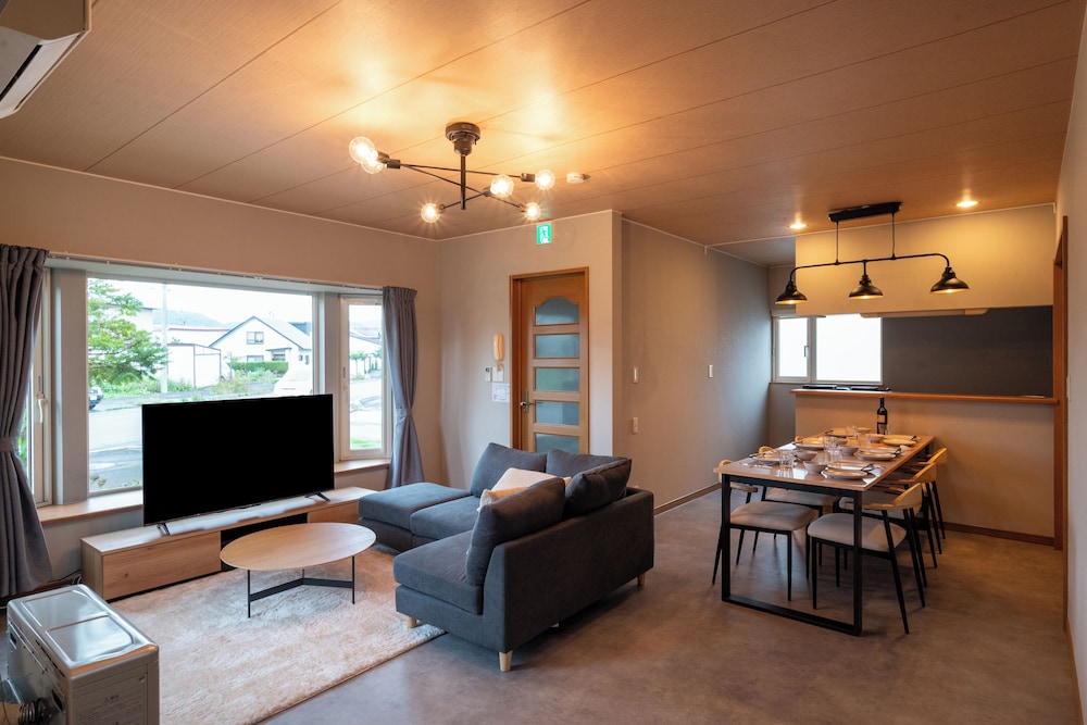ベーシック ハウス シティビュー リビング エリア1 | Furano Family Cabin