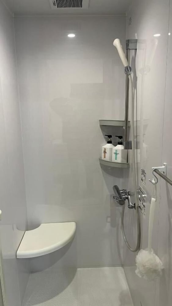 スタンダード 4 人部屋 禁煙 専用バスルーム | しまなみゲストハウス オレンジの風 - ホステル