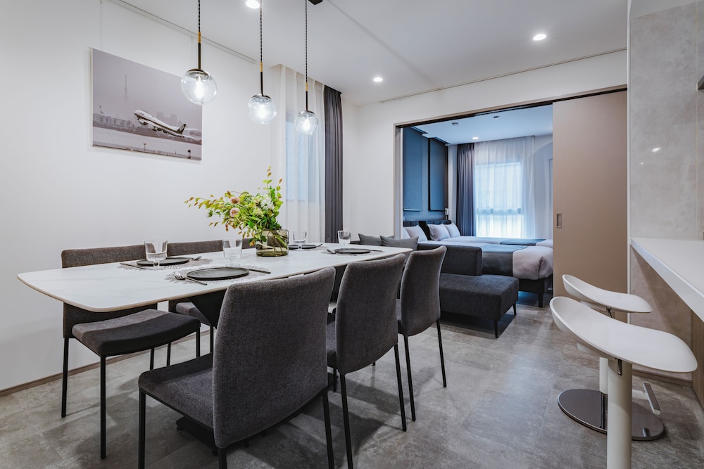 ラグジュアリー アパートメント 客室内のダイニングエリア1 | SLL Urban Suites Ebisu