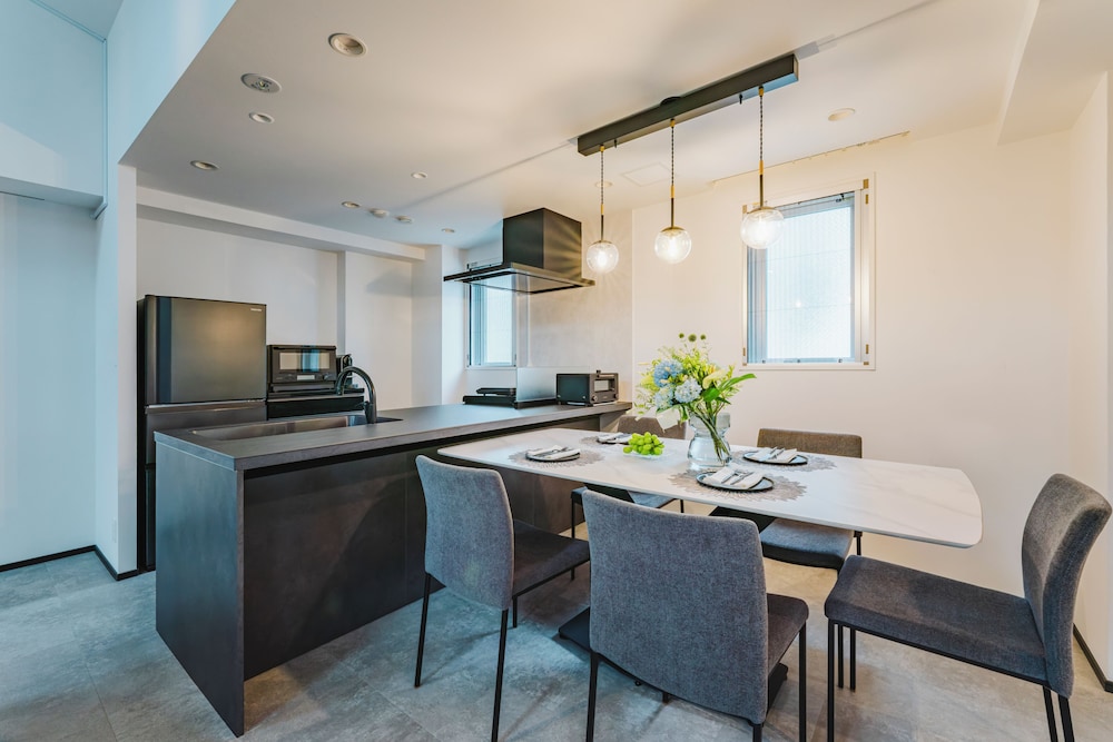 ラグジュアリー アパートメント 客室内のダイニングエリア1 | SLL Urban Suites Ebisu