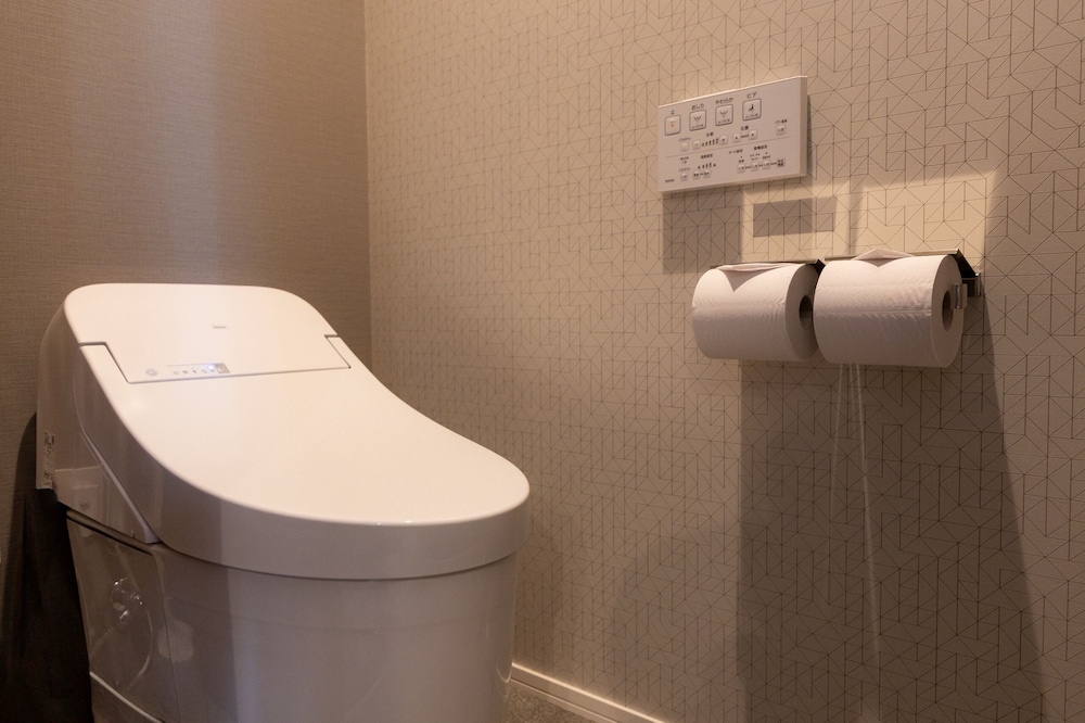 スタンダード 4 人部屋 バスルーム1 | MiGO HOTEL FUKUOKA 01