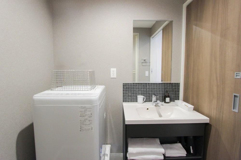 コンフォート 4 人部屋 バスルーム0 | MiGO HOTEL FUKUOKA 01