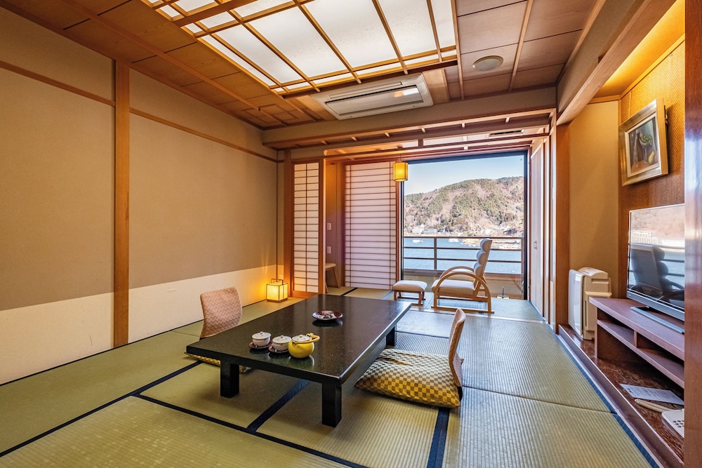 スタンダード和室１０畳 リビング エリア2 | 花水庭 おおや