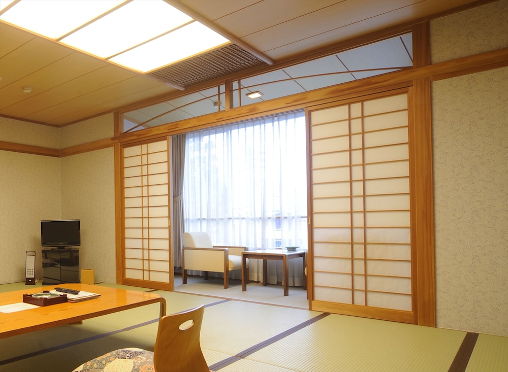和室　18畳　市街地側 客室1 | 由布院 ことぶき 花の庄
