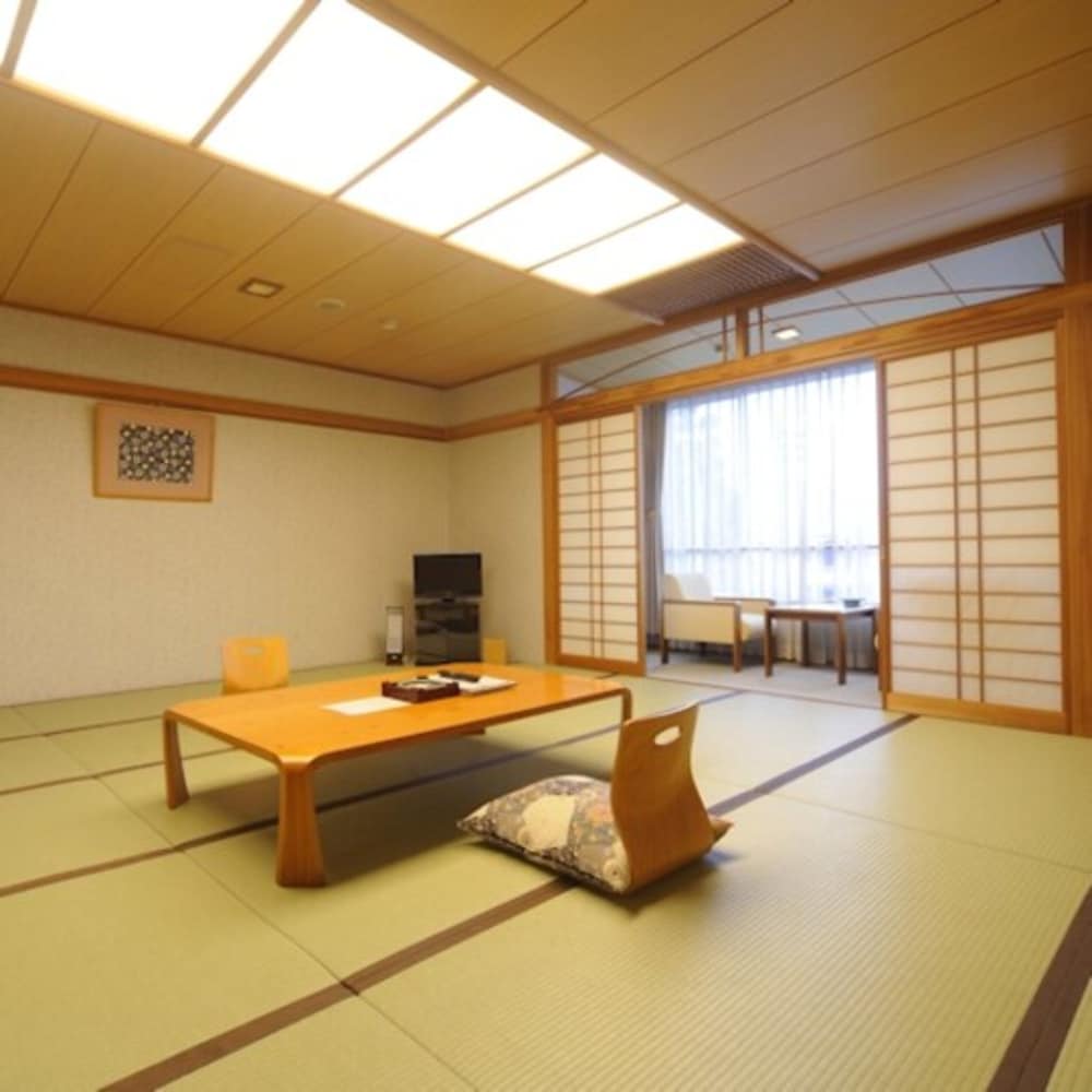 和室　18畳　市街地側 客室2 | 由布院 ことぶき 花の庄
