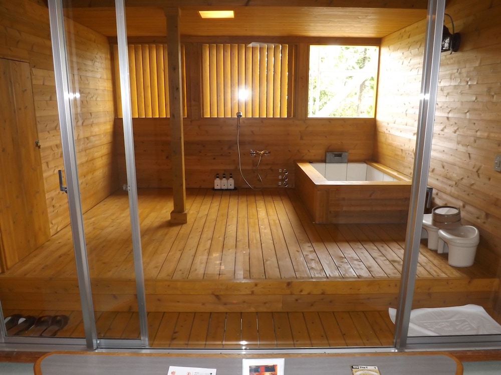 露天風呂付き和室 12.5畳 山側 バスルーム1 | 由布院 ことぶき 花の庄