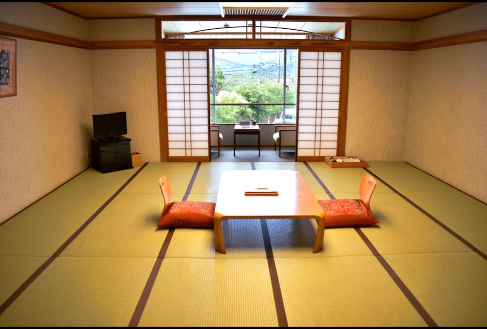 和室　18畳　市街地側 客室3 | 由布院 ことぶき 花の庄