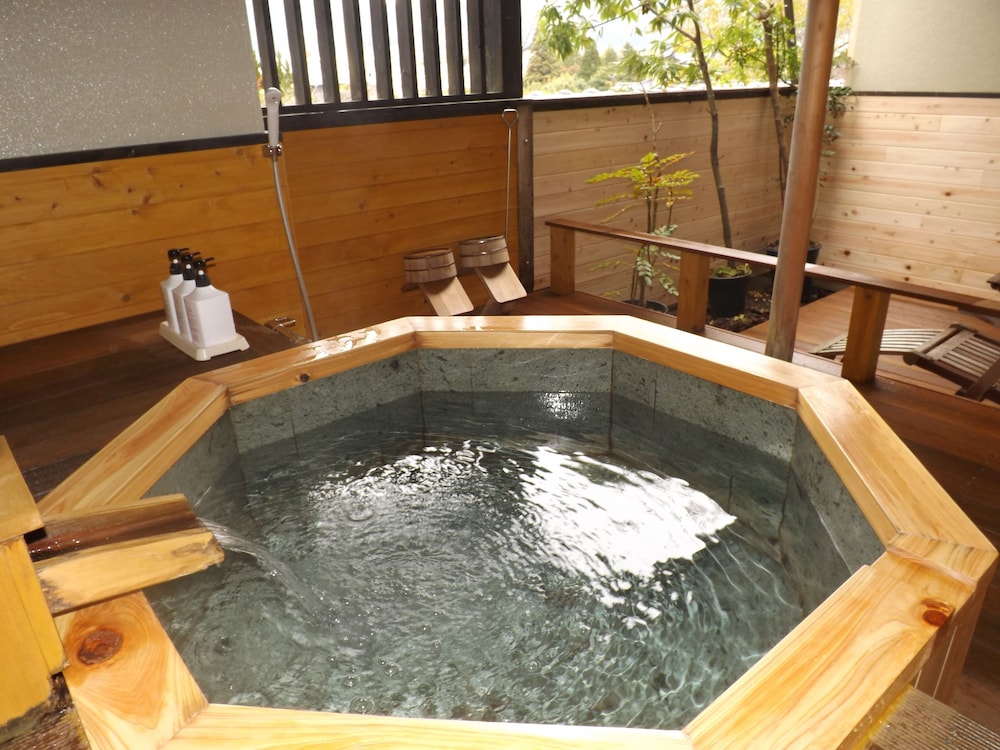 露天風呂付き和室 12.5畳 山側 バスルームの設備0 | 由布院 ことぶき 花の庄