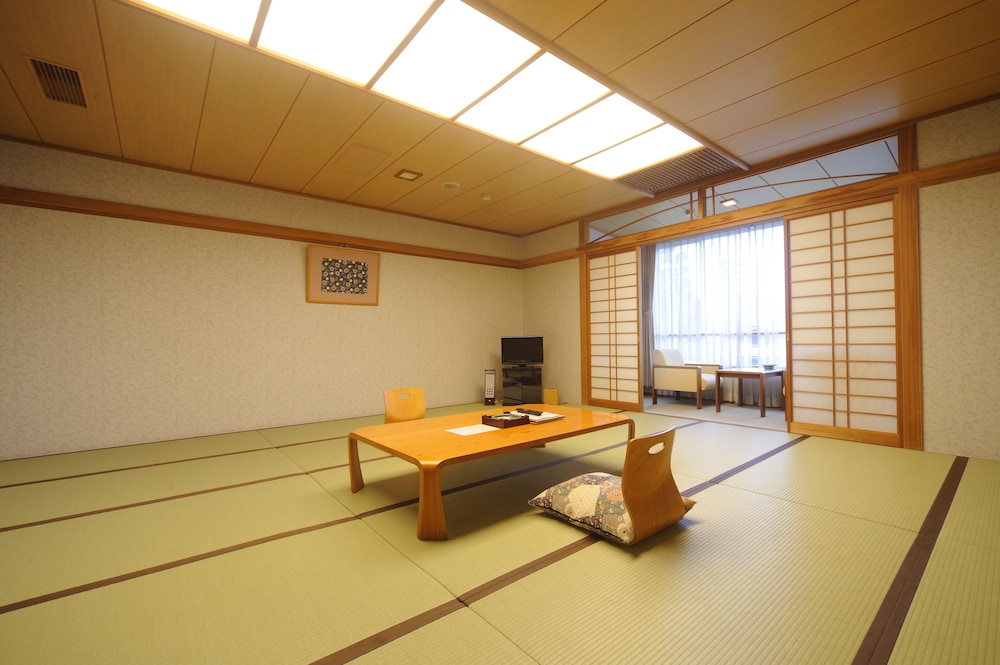 和室　18畳　市街地側 | 由布院 ことぶき 花の庄