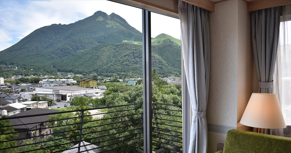 洋室ツインルーム 山側 バルコニーからの眺望0 | 由布院 ことぶき 花の庄