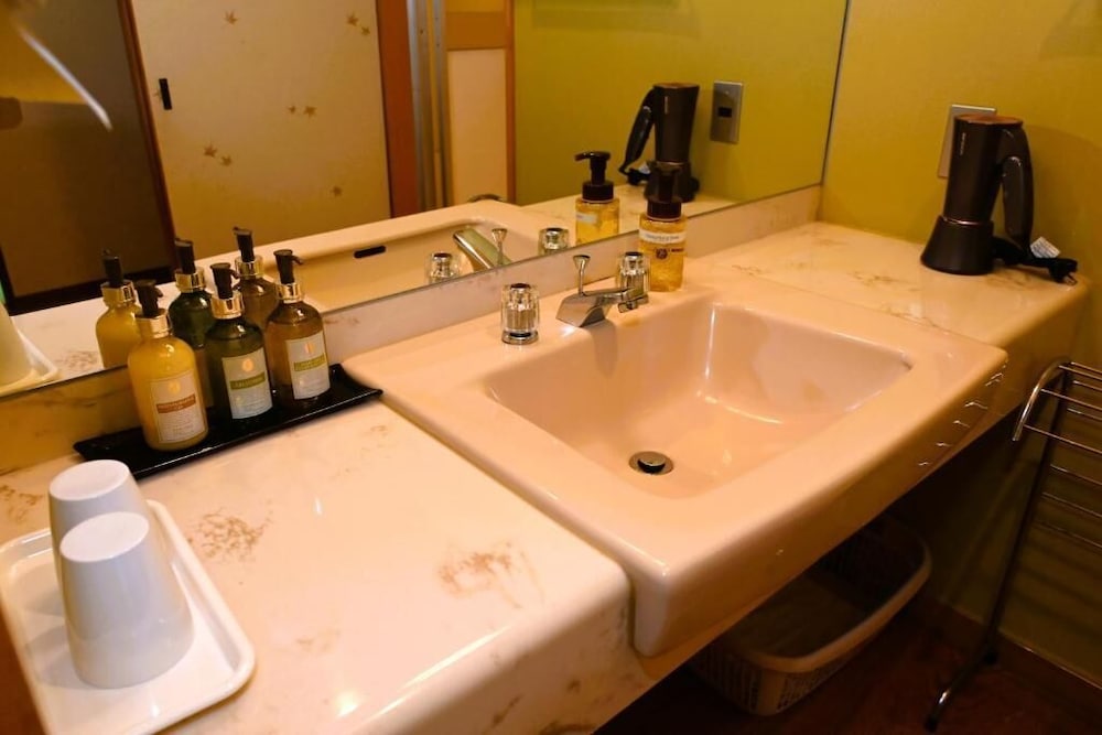 ファミリー ルーム バスルーム0 | 延対寺荘