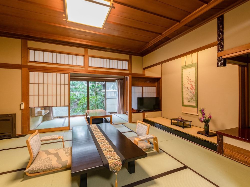 トラディショナル ルーム 禁煙 ガーデンビュー 客室1 | 灰屋