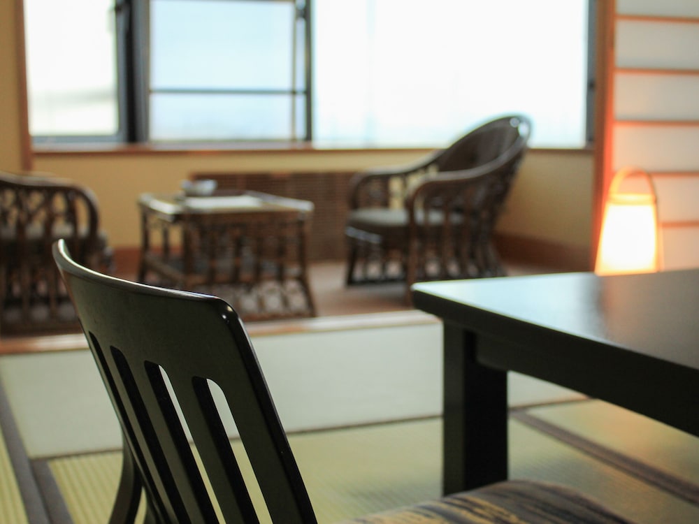 和室10畳 街ビュー 客室3 | 灰屋