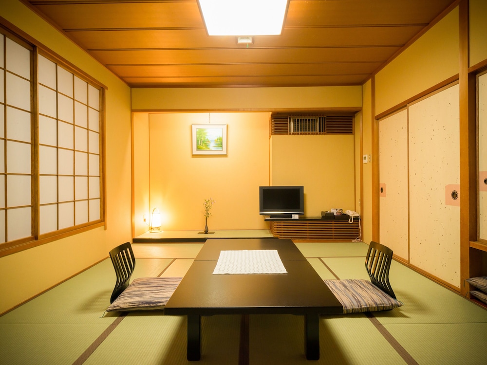 和室10畳 街ビュー 客室1 | 灰屋