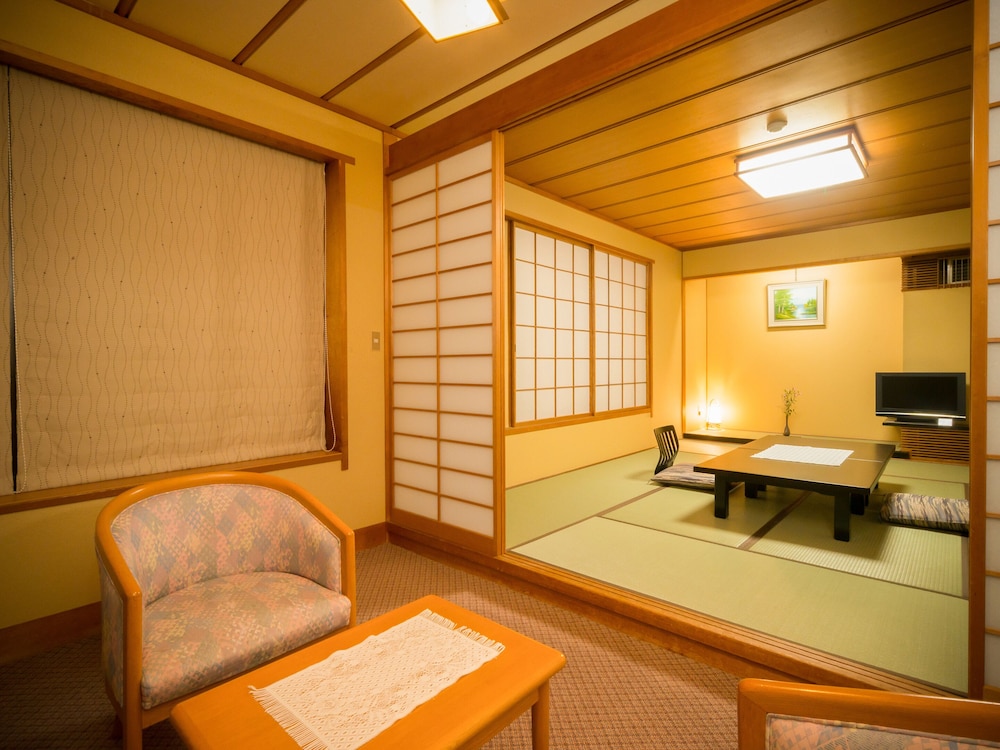 和室10畳 街ビュー 客室2 | 灰屋