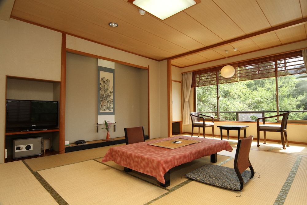 和室 マウンテンビュー 禁煙 エコノミー懐石料理コース 客室1 | 聚景荘