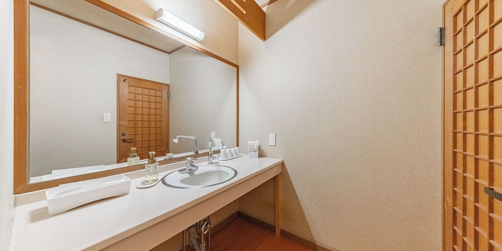 トラディショナル ルーム レイクビュー バスルーム1 | Fujikawaguchiko Onsen Hotel Asafuji