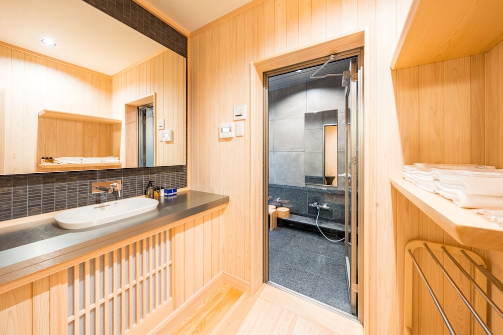 ラグジュアリー スイート 専用バスルーム ガーデンビュー バスルーム0 | 宿坊 準別格本山 恵光院