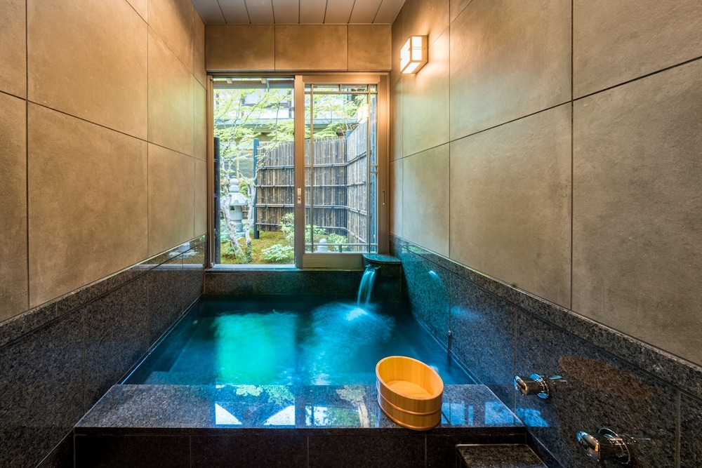 ラグジュアリー スイート 専用バスルーム ガーデンビュー バスルーム2 | 宿坊 準別格本山 恵光院