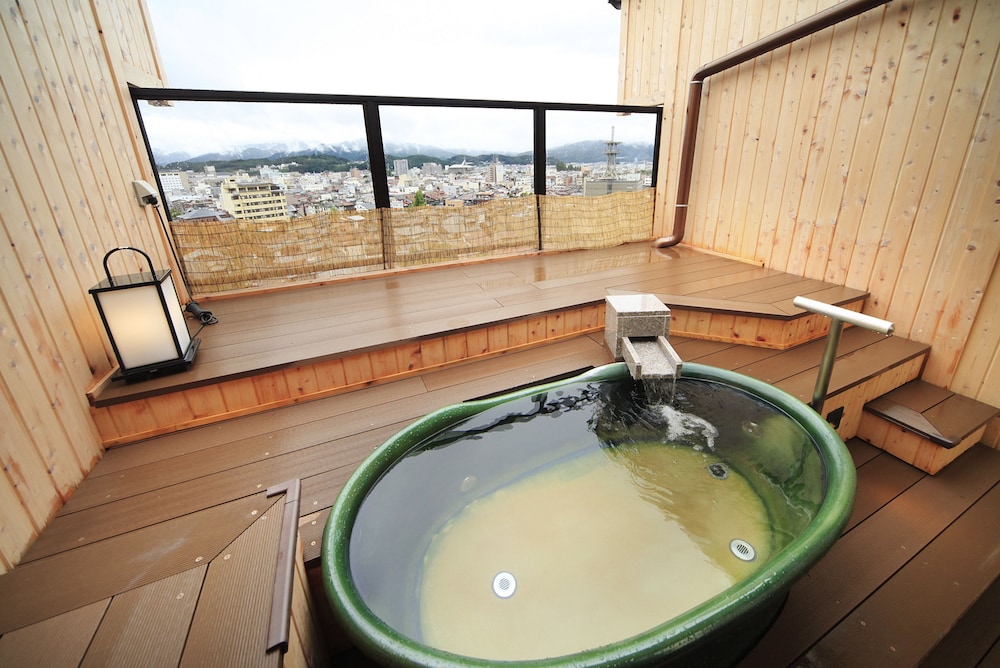 露天風呂付和室　町側 バルコニー0 | 飛騨・高山温泉 宝生閣