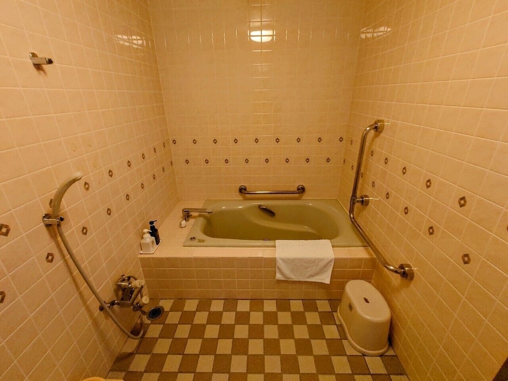 西館 和洋室 角部屋 布団付き 禁煙 パノラマビュー バリアフリー バスルーム1 | 知床第一ホテル