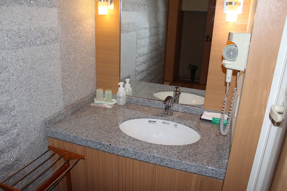 至然館 和室ツイン 禁煙 海側 バスルーム1 | 知床第一ホテル