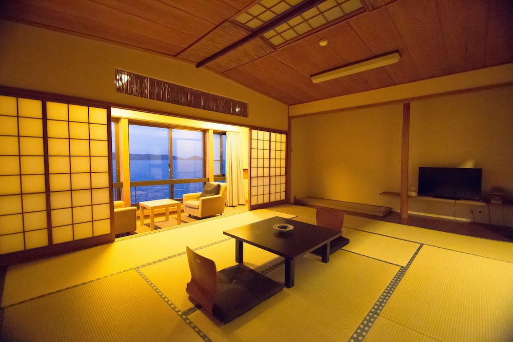 [喫煙] 海側和室 海鮮会席ディナー&朝食付き 共用バス 客室2 | 加太温泉 シーサイドホテル加太海月