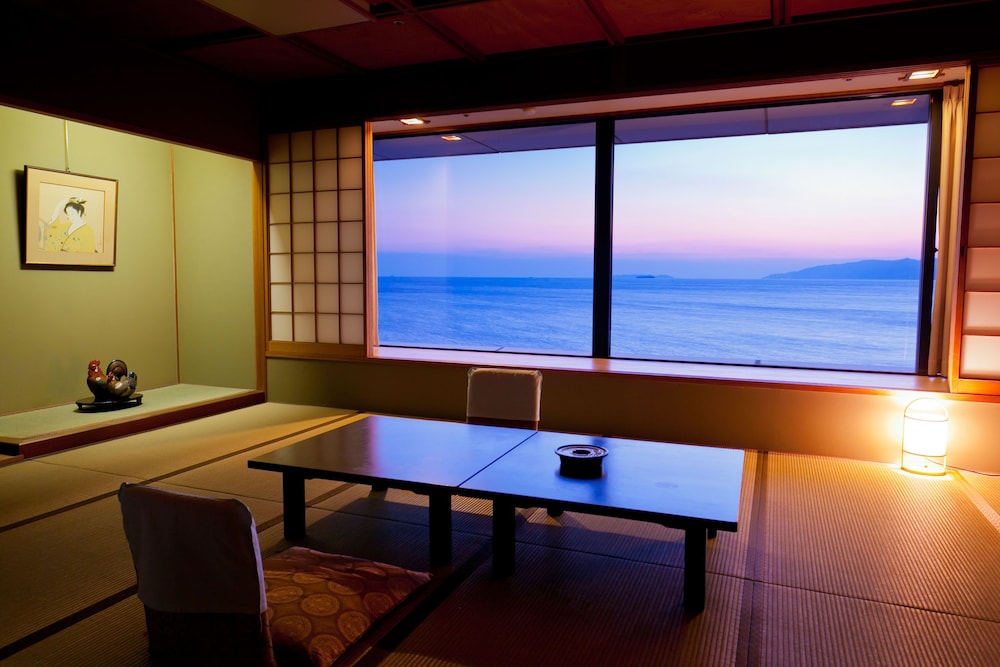[喫煙] 海側デラックス和室 海鮮会席ディナー&朝食付き 客室2 | 加太温泉 シーサイドホテル加太海月