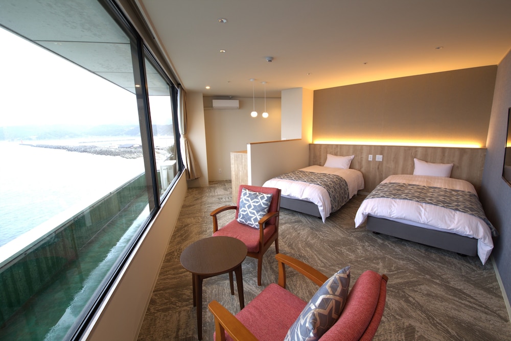 [禁煙] 海側デラックスツインルーム 海鮮会席ディナー&朝食付き 客室1 | 加太温泉 シーサイドホテル加太海月