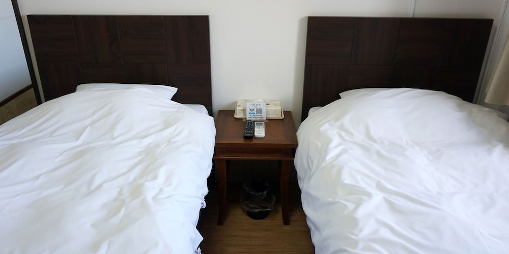 スタンダード ツインルーム 共用バスルーム オーシャンビュー 1階 禁煙 客室8 | ホテルオーシャンズ今帰仁