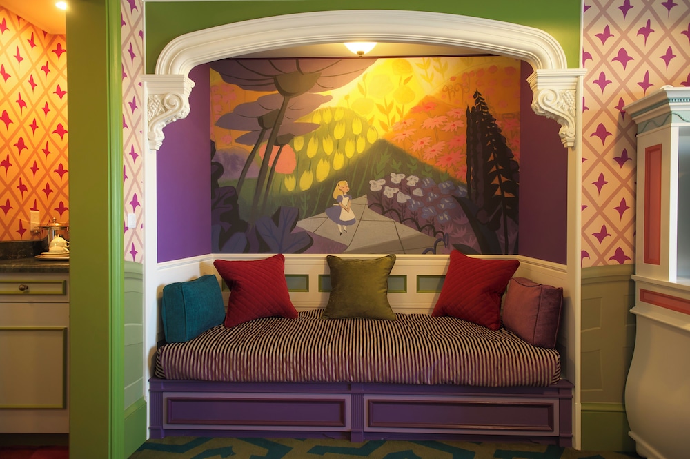 キャラクター ディズニーふしぎの国のアリスルーム（3～8階／禁煙) 客室3 | 東京ディズニーランド®ホテル