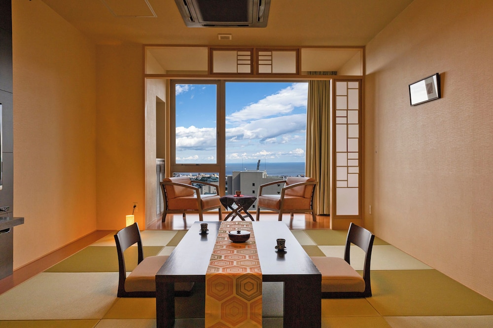 新館 月ノ想ファミリールーム(松風) 客室3 | 別府観海寺温泉 旅亭松葉屋