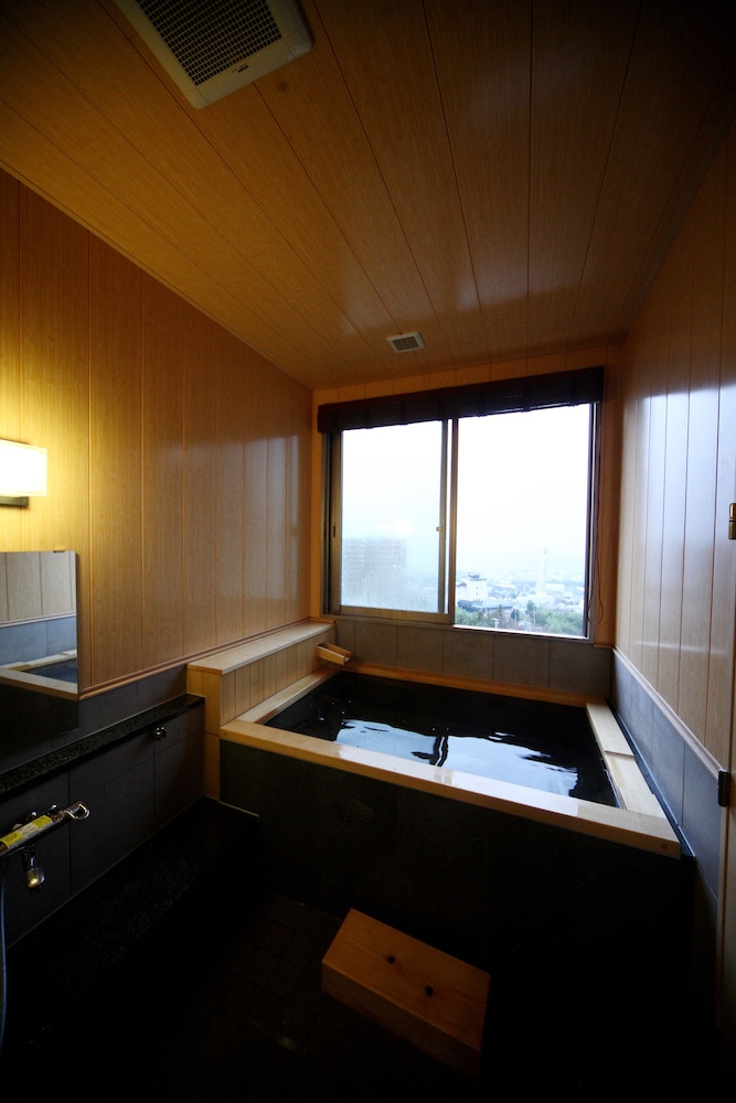 新館 月ノ想ファミリールーム(松風) バスルーム1 | 別府観海寺温泉 旅亭松葉屋