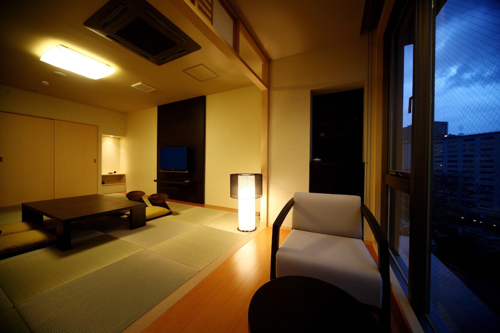 新館 月ノ想ファミリールーム(松風) 客室1 | 別府観海寺温泉 旅亭松葉屋